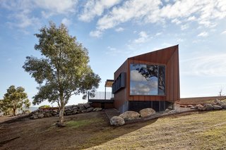 One of two rental properties on Breakneck Gorge in Victoria, Australia, Oikos boasts a generous viewing deck to take in the sweeping vista.