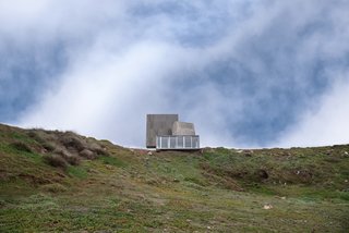 Costa Nativa designed and executed the surrounding landscaping, paying respect to the topography and integrating only native flora. 