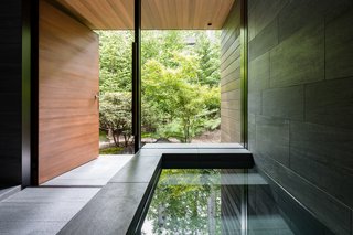 The spa-like Japanese bath has a strong connection with the outdoors. 