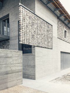 The guest house plays with the concept of using stone for decorative purposes. Pujatti deconstructed the "normal" style of building and separated the stones from the concrete. 