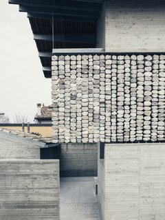  The texture of the "flying stone curtain" against the traditional rooftops. 