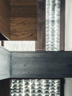 Light is a fundamental element of the home. The balance between large openings and small windows enhances the interior space.