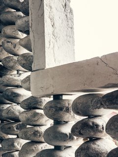 A closer look at the stone curtain.