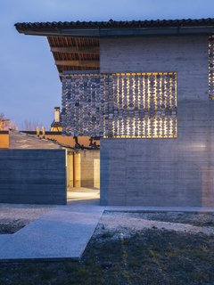 The stone curtains give the facade a special inner glow.