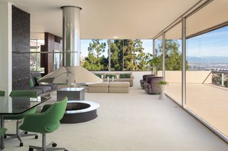 Floor-to-ceiling glazing creates a strong connection with the site's breathtaking views.