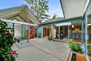 An atrium is one of the most distinguishable features of an Eichler home and lets homeowners fully enjoy an indoor/outdoor lifestyle. 