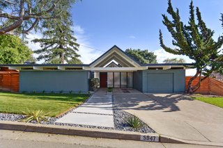 Clean midcentury lines define the exterior of this double A-frame Eichler in Castro Valley, California. 