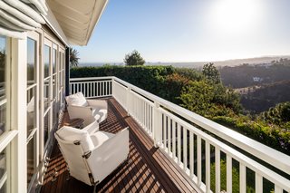 A peek at the panoramic over-the-hedge views.