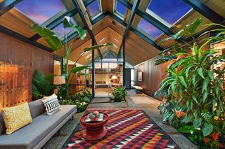 What makes this Oakland-designed Eichler so special is its spacious, central indoor/outdoor atrium. Enclosed by glass walls, the space features spectacular skylights framed by a wood-paneled ceiling. 