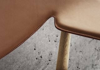 The stitches used to sew the saddle leather had become longer over the years. These stitches are now, once again, four to five millimeters long, as originally intended.
