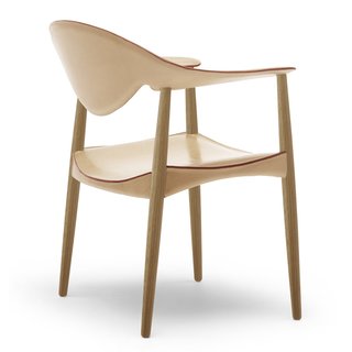 The original chair's leather edges was originally marked with a fine line of red wax. The color had changed over the years, but has now been restored to its original shade.