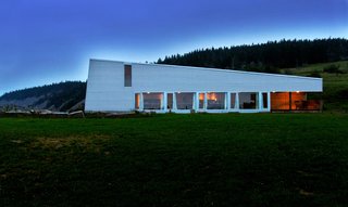 Situated on a cliff, the studio blocks the northern wind from overpowering the courtyard. A covered porch and western deck invite guests to meander both indoors and outdoors. 