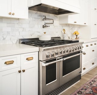 Dual Flow Burners deliver rapid, even heating that can reach up to 23,500 BTU, and the cooktop offers a total of up to 116,000 BTU with burners simmering at 140 degrees. A power griddle reaches 18,000 BTU. The dials offer precise control with LED halos that turn white, orange, and red to indicate heating up, preheated, and self-cleaning modes, respectively.