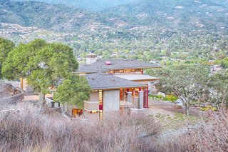 The Haas residence occupies the largest plot in a cul-de-sac containing six homes. Yaconelli and his team used tractors to reposition the enormous boulders that blocked the building site, nestling them into the vicinity.