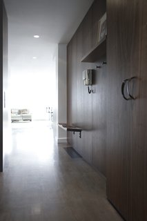 A wide array of clear and tinted veneers are available for wood products, which include multiple species, tones, and layup options. Above, an Opencase system outfits an entryway with versatile storage options. 