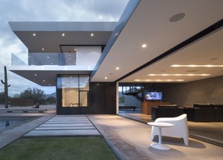 Western Window Systems collaborated with the architects to push the boundaries of products like the Multi-Slide Door, seen above. Retracted, it frames domestic views of the pool and backyard and fuses indoor and outdoor space.