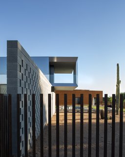 The client is a motorcycle enthusiast and keeps his equipment in the garage, which is clad in weathering steel and acts as a southern wall.