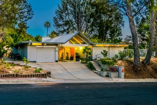 Frances and Larry originally wanted to build their own home in Brentwood with Case Study architect Pierre Koenig, but when they spotted signs for a modern community and saw the tract for themselves, they agreed that they had found their home. 