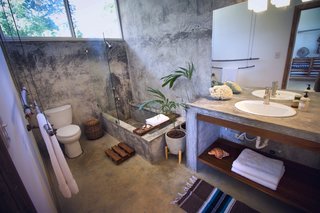 A Community-Oriented Vacation Rental in Panamanian Paradise - Photo 7 of 8 - The master suite in Casa Norte enjoys a king bed and an en suite bathroom with a large soaking tub.