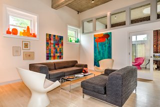 Label Kite Chairs by Karim Rashid flank either side of the living area. Clerestory windows let in additional light.