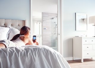 You can remotely turn on the shower and set it to automatically pause after heating up, adjust the temperature, or turn the outlets on and off—all from your phone.