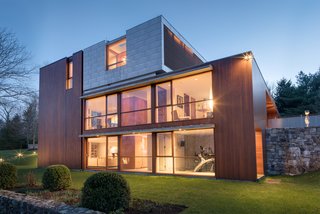 A zinc-clad addition complements the cedar-clad structure, emphasizing the "abstract formal precepts of Noyes’ design," says Moore.