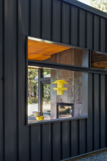 A Lean Cabin in Washington Dismantles the Indoor/Outdoor Divide - Photo 8 of 9 -
