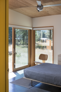 A Lean Cabin in Washington Dismantles the Indoor/Outdoor Divide - Photo 6 of 9 -