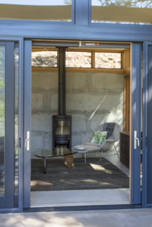 A Lean Cabin in Washington Dismantles the Indoor/Outdoor Divide - Photo 7 of 9 -