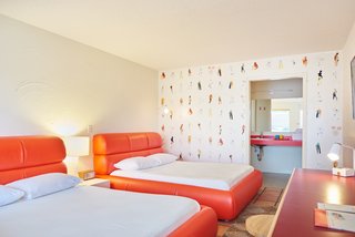 The Rejuvenated Austin Motel Welcomes Guests With Upbeat, Midcentury-Modern Vibes - Photo 4 of 12 -