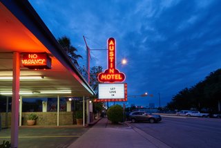 The Rejuvenated Austin Motel Welcomes Guests With Upbeat, Midcentury-Modern Vibes - Photo 11 of 12 -