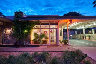 The Rejuvenated Austin Motel Welcomes Guests With Upbeat, Midcentury-Modern Vibes - Photo 12 of 12 -