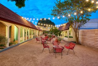 The Rejuvenated Austin Motel Welcomes Guests With Upbeat, Midcentury-Modern Vibes - Photo 6 of 12 -