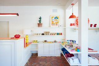 The Rejuvenated Austin Motel Welcomes Guests With Upbeat, Midcentury-Modern Vibes - Photo 2 of 12 -