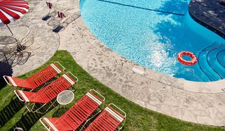 The Rejuvenated Austin Motel Welcomes Guests With Upbeat, Midcentury-Modern Vibes - Photo 7 of 12 -
