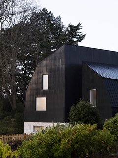 Resembling the Inverted Hull of a Ship, an English Guest House Pays Homage to the Harbor - Photo 1 of 13 -