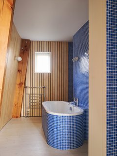 Resembling the Inverted Hull of a Ship, an English Guest House Pays Homage to the Harbor - Photo 5 of 13 -