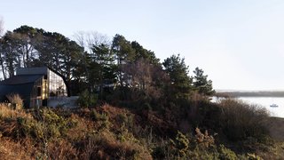 Resembling the Inverted Hull of a Ship, an English Guest House Pays Homage to the Harbor - Photo 13 of 13 -
