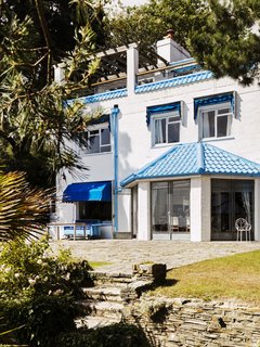 Resembling the Inverted Hull of a Ship, an English Guest House Pays Homage to the Harbor - Photo 2 of 13 - The Boat House, built by Mr. Cullen in 1936, is a white, cubist residence perched above the harbor.