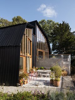 Resembling the Inverted Hull of a Ship, an English Guest House Pays Homage to the Harbor - Photo 12 of 13 -