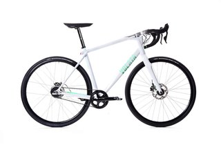 A front-hub dynamo charges the internal battery while peddling, providing enough recharge power to operate the bicycle’s onboard computer.