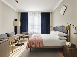 Luminous oak oiled furniture from SPACE Copenhagen’s Fly Collection in collaboration with &tradition can be found in each room.