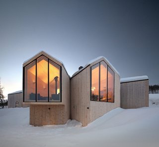 Designed by Reiulf Ramstad Arkitekter for a family of four, the Split View Mountain Lodge is a holiday home near the village of Geilo, Norway. The main volume splits out to form additional annexes that frame individual views of the surrounding mountains.