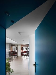 A Colorful Apartment Inspired by Paper Patterns Used in Fashion - Photo 12 of 19 -
