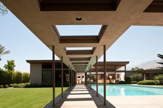 The famed Sinatra House was designed for Frank Sinatra and his first wife, Nancy, by E. Stewart Williams in 1947. It marks Williams’ first commission after he joined his family’s architectural practice, Williams, Williams, & Williams. The pool is even shaped like a piano.