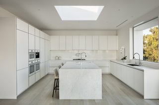 These 30 White Kitchens Are Anything But Ordinary - Photo 18 of 30 - While minimally modern in the aesthetic, this home provides a comfortable space for the occupants to immerse themselves within nature.