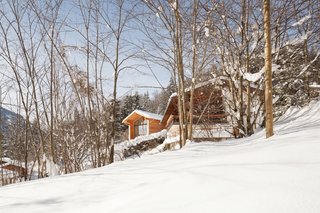 The house’s materials are also influenced by Bavarian-alpine traditions—mainly larchwood in form of tongue-and-groove boards for the façade and as shingles on the roof.
