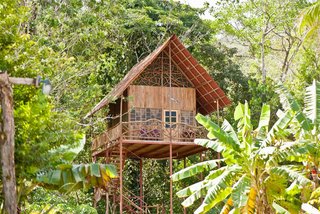 There is round-the-clock access to natural hot and cold springs right on the premises. Need we say more? If you love hiking in a tropical setting, then this tree house is the one for you.