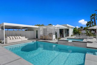 Built in 1962, Steel House #4 is one of seven iconic, steel-and-glass prefab homes designed by Donald Wexler and Richard Harrison as part of an affordable solution for the masses. Homeowner Jay Longtin served as the general contractor and performed the majority of the remodel work, aside from the outdoor floors, concrete, and pool, which were done by Architectural Blue.