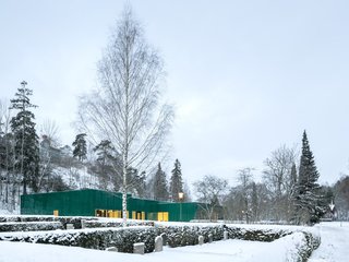 Wingårdhs developed a low-impact solution that would complement the garden surroundings of this administration center at Sundbyberg Cemetery outside of Stockholm.
